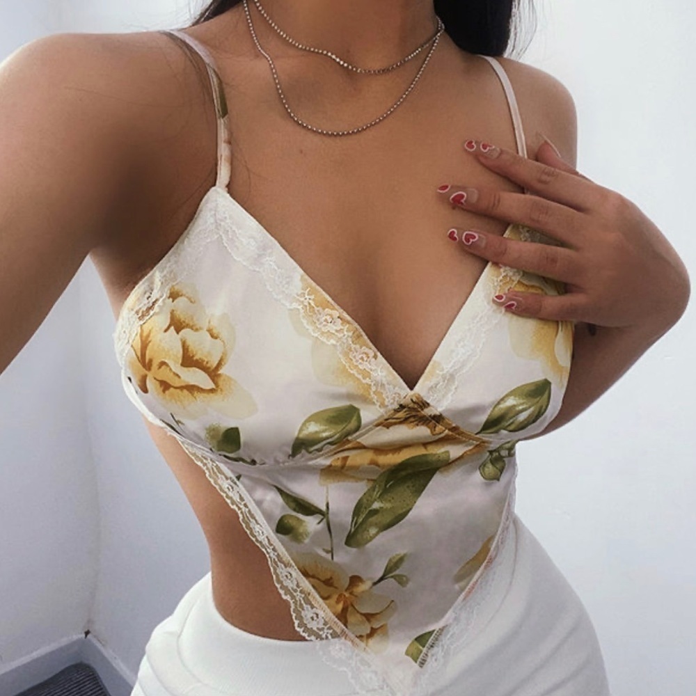 SMALL LACE FLOWER TIE KNOT CROP TOP